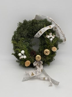 Weihnachtskranz mit gold-weißen Akzenten